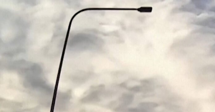 Dashcam Footage Shows Couple Confronting a Suspected Bondi Beach Gunman Livezstream.com