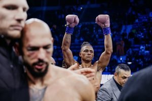 DeMoor Defeats Tate In Dubai
Livezstream.com