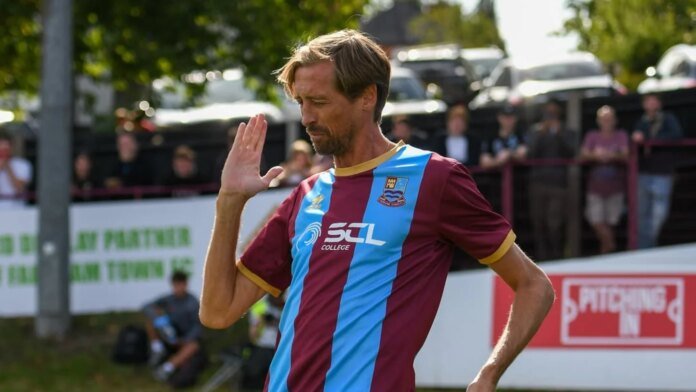 Peter Crouch busts out robot celebration in iconic mascot appearance
Livezstream.com