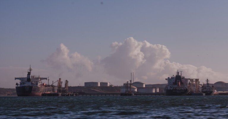 Trump Orders Blockade of Some Oil Tankers Around Venezuela Livezstream.com